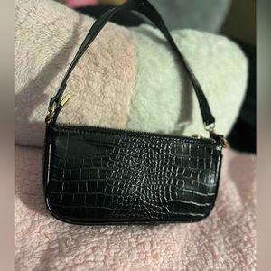 Black mini purse 🖤 It’s from Forever 21